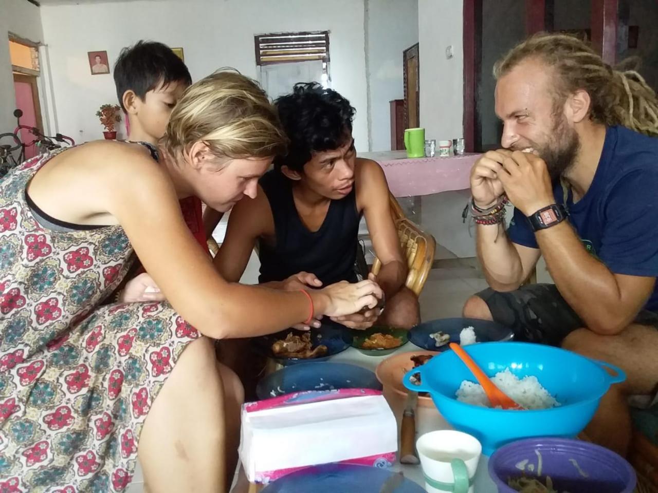 Harry & Mimin Homestay โกรอนตาโล ภายนอก รูปภาพ